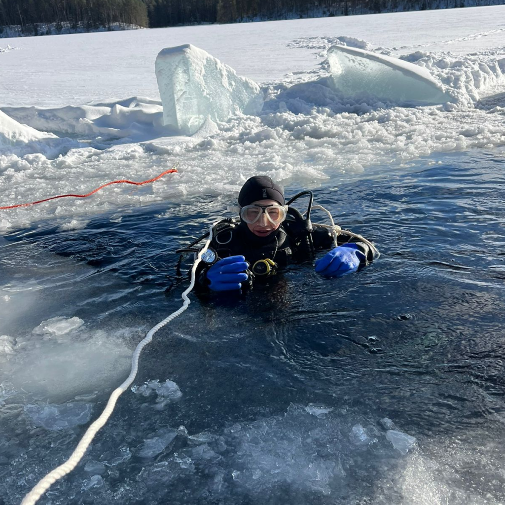 Espoon dyykkarit sukeltaja menosa jään alle