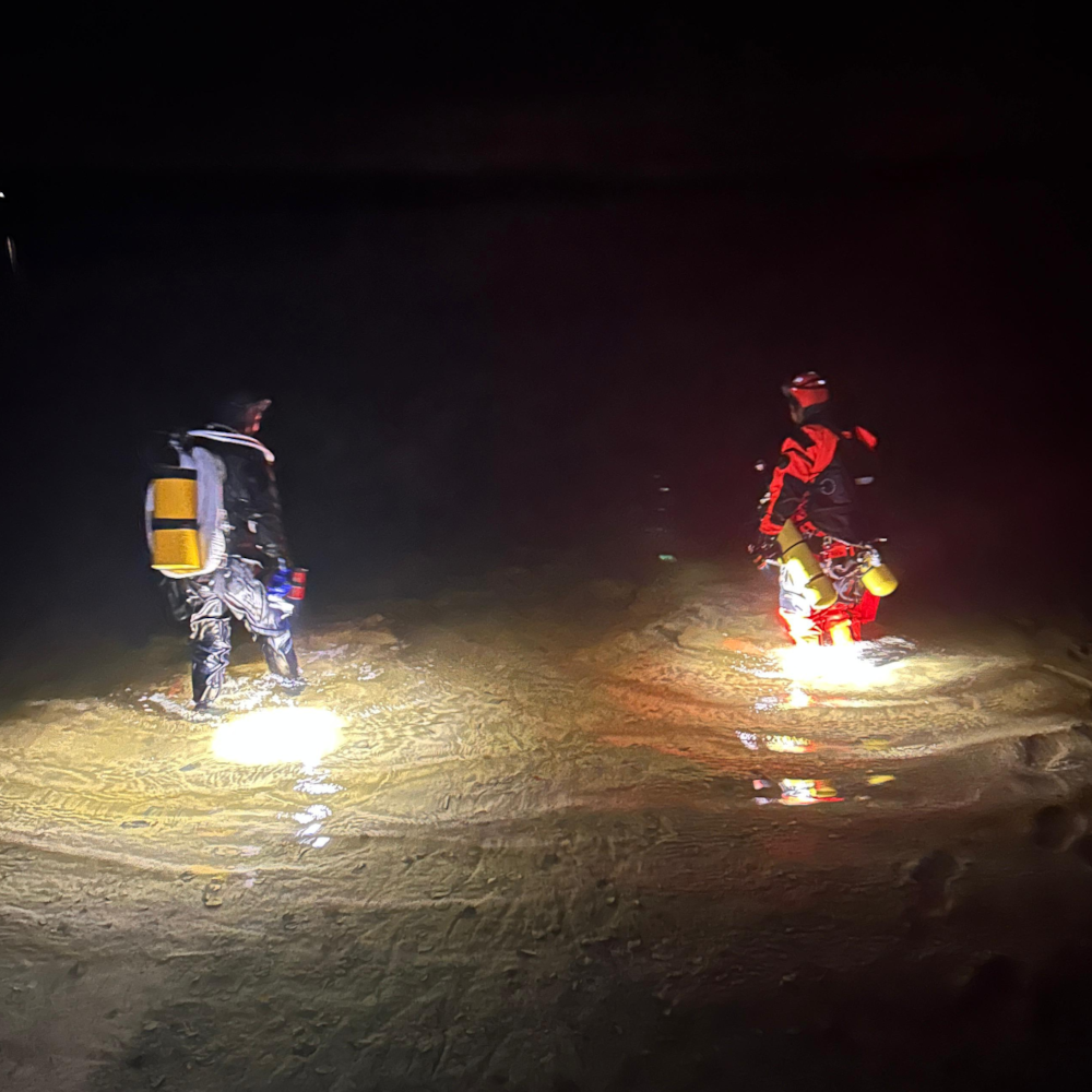 Espoon dyykkarit divers night sukeltajat menossa veteen