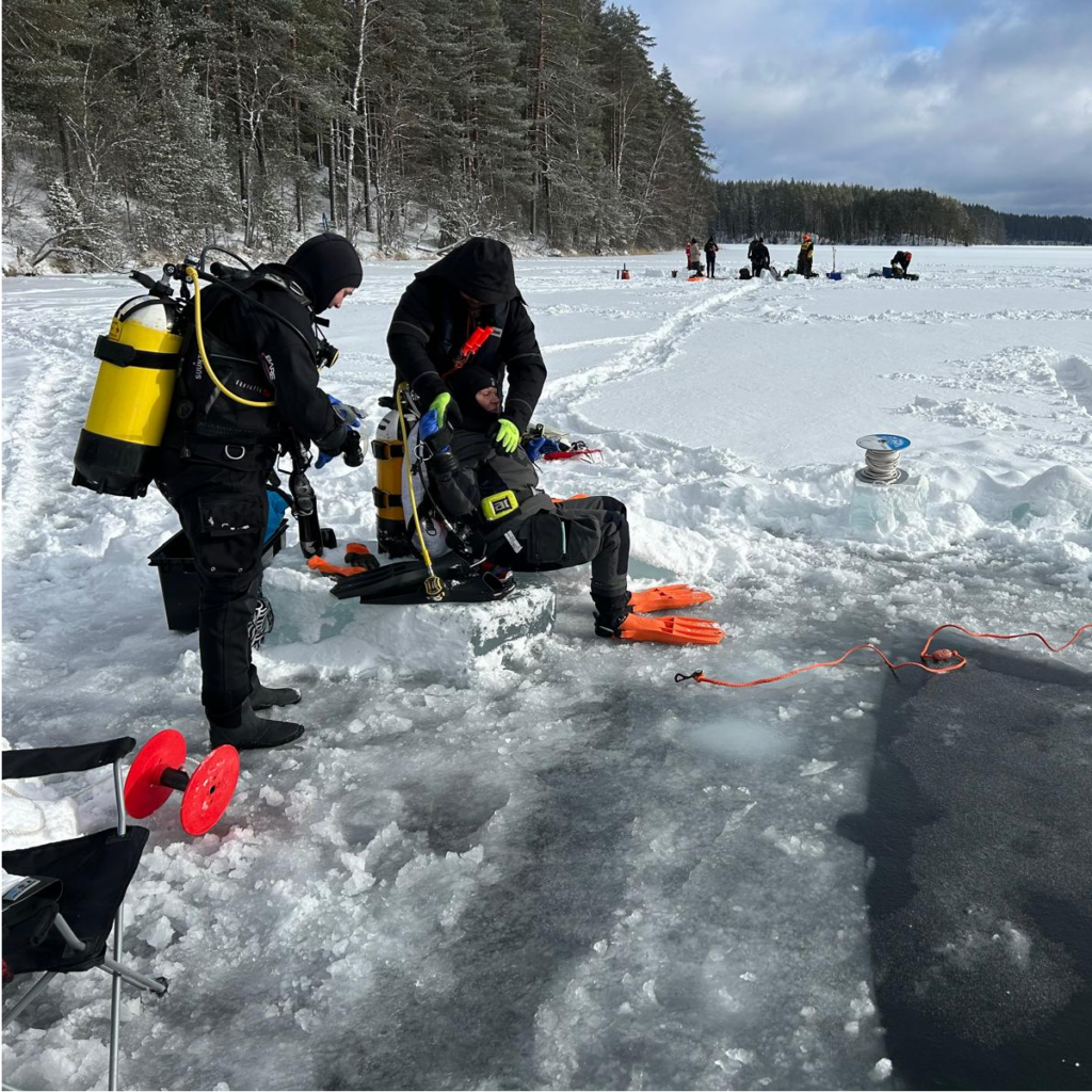 Espoon dyykkarit sukeltajat aloittamassa jääsukellukset