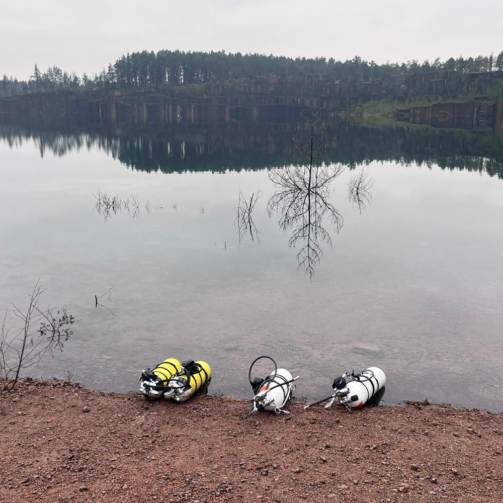 Espoon dyykkarit sukelluspullot rannalla